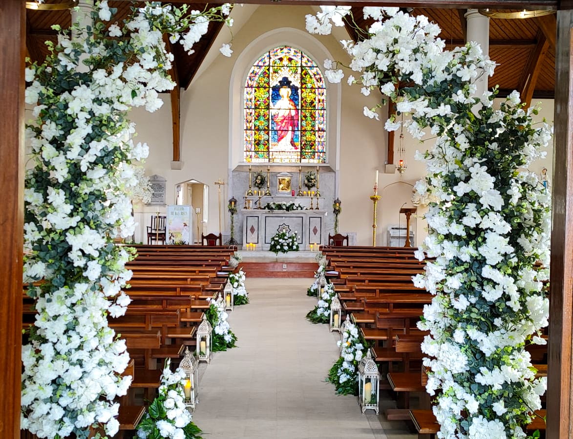 Arches and meadows along the aisle